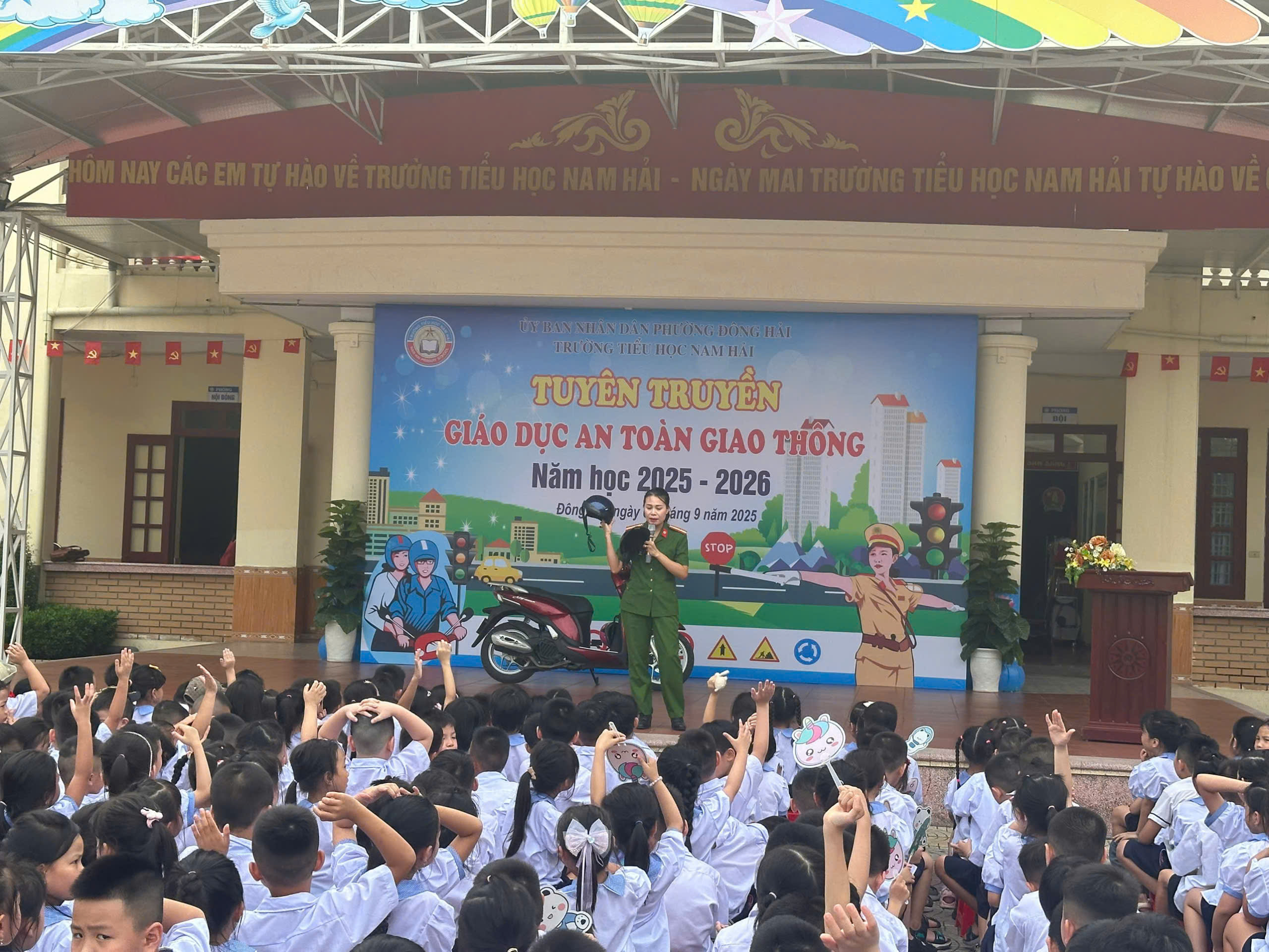 Công an phường Đông Hải tuyên truyền an toàn giao thông cho học sinh Trường Tiểu học Nam Hải